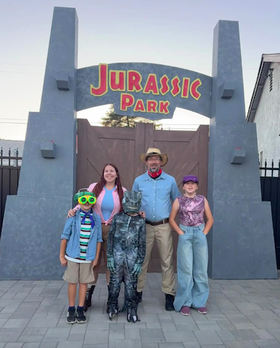 La famille Warner a d&eacute;cor&eacute; sa maison sur le th&egrave;me Jurassic Park pour Halloween