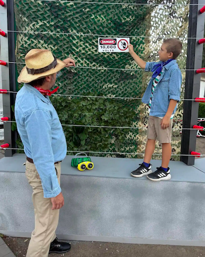 La famille Warner a d&eacute;cor&eacute; sa maison sur le th&egrave;me Jurassic Park pour Halloween