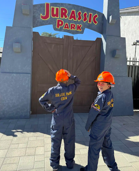 La famille Warner a d&eacute;cor&eacute; sa maison sur le th&egrave;me Jurassic Park pour Halloween