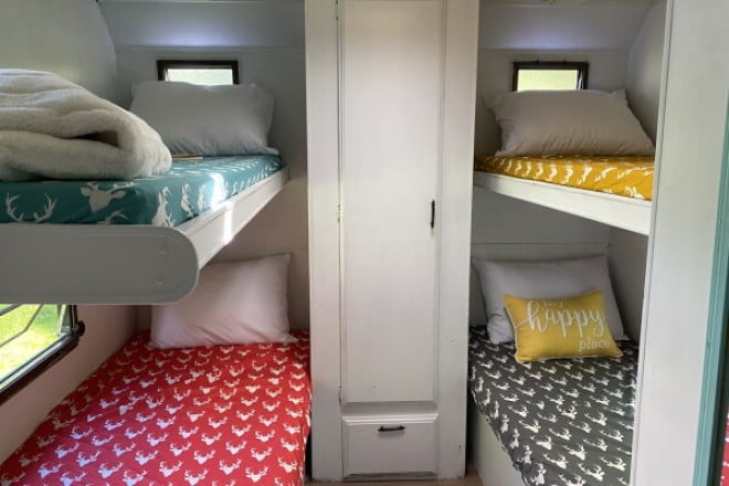 L'int&eacute;rieur du camping-car am&eacute;nag&eacute;
