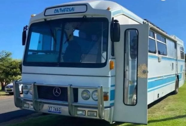 Le premier v&eacute;hicule du couple, un vieux bus enti&egrave;rement r&eacute;nov&eacute;
