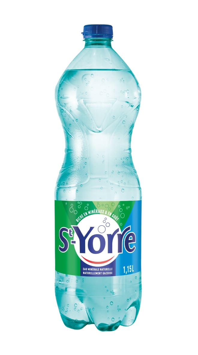 une bouteille d'eau St-Yorre