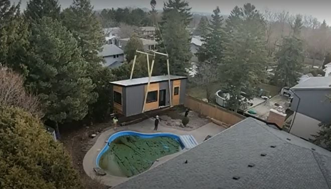 L'installation de la tiny house dans le jardin
