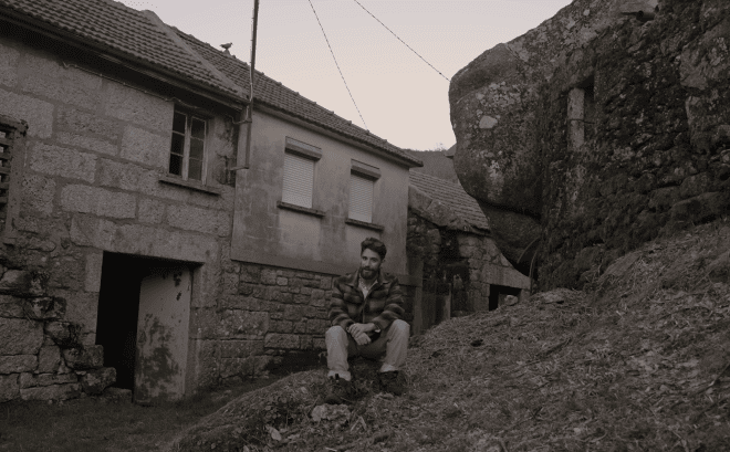 João Amorim dans le village abandonné