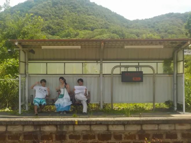 Trois amis dans une gare locale