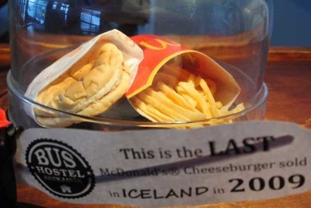 Le cheeseburger et les frites achet&eacute;s en 2009 dans le dernier McDonald&rsquo;s d&rsquo;Islande