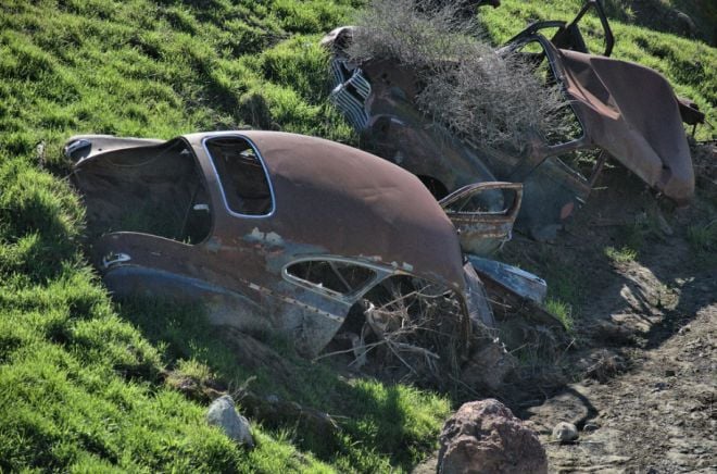 Des carcasses de voiture le long des berges