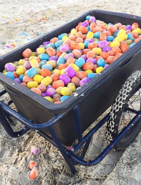 Un bac rempli d'&oelig;ufs Kinder Surprise 