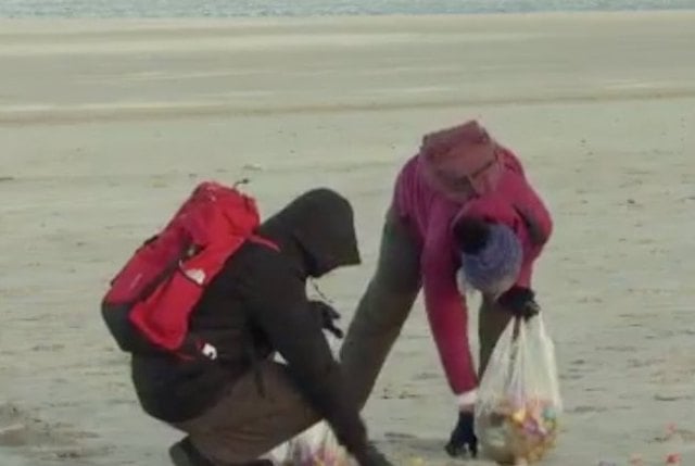 Les habitants en train de ramasser les &oelig;ufs Kinder Surprise 