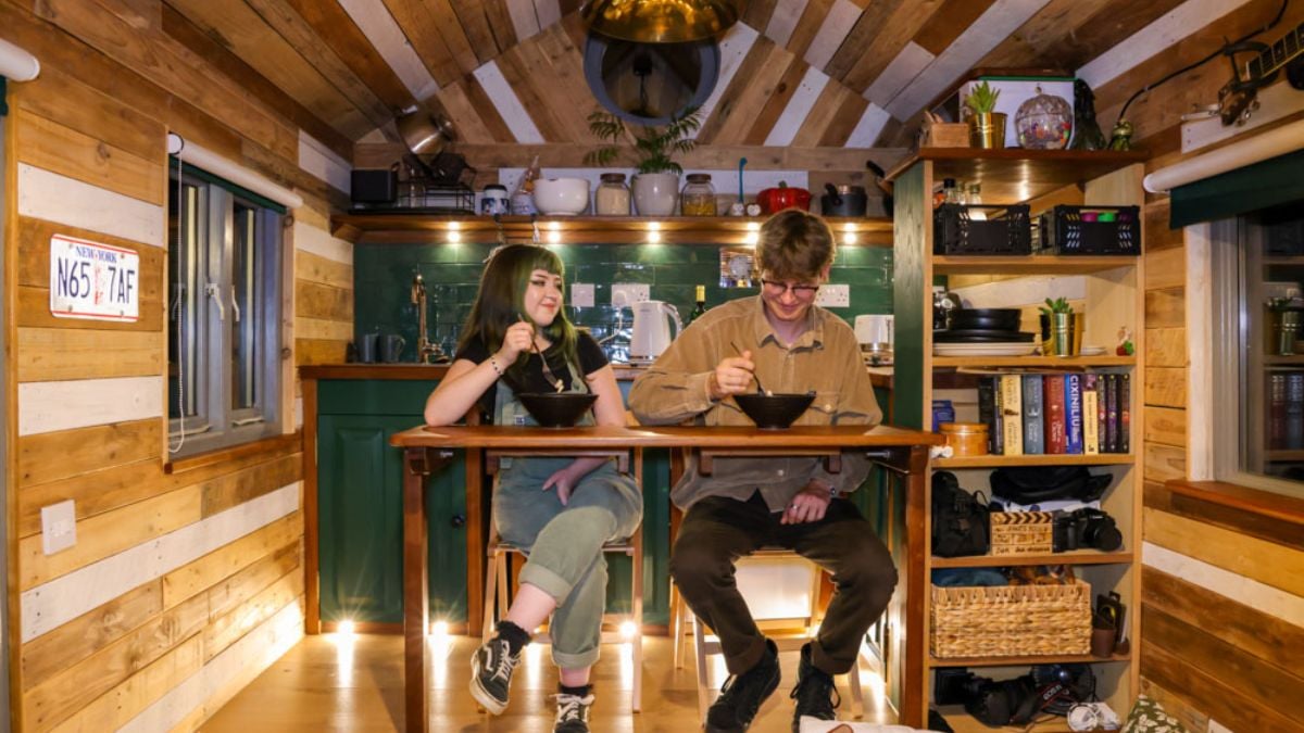Jack McKenna à l'interieur de la tiny house