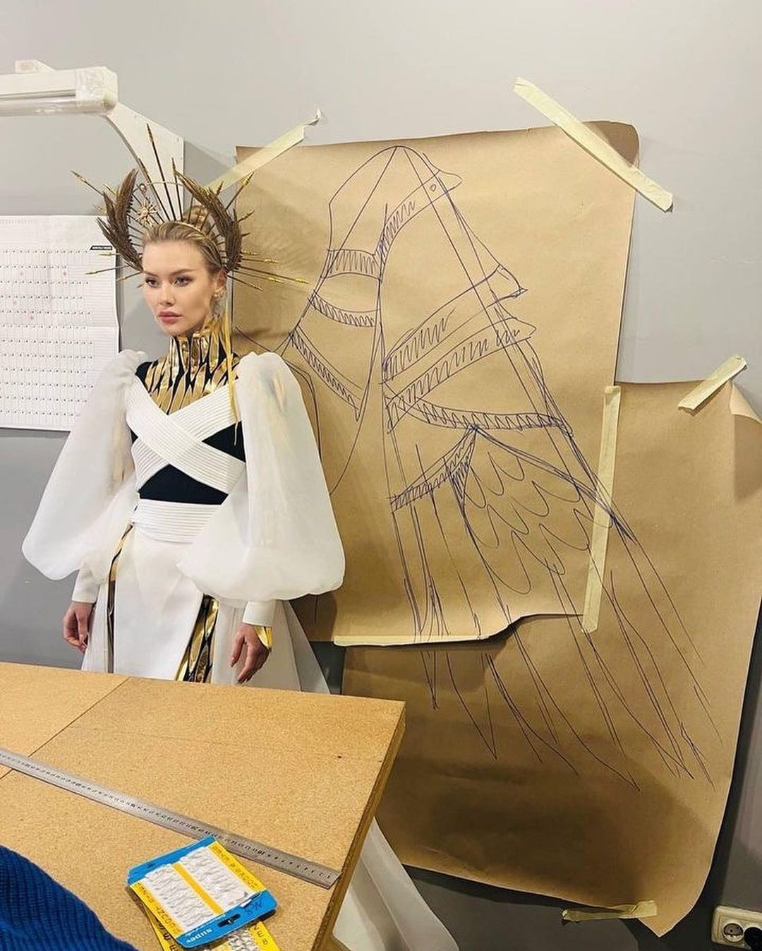 Miss Ukraine dévoile une sublime tenue de « guerrière de lumière » pour