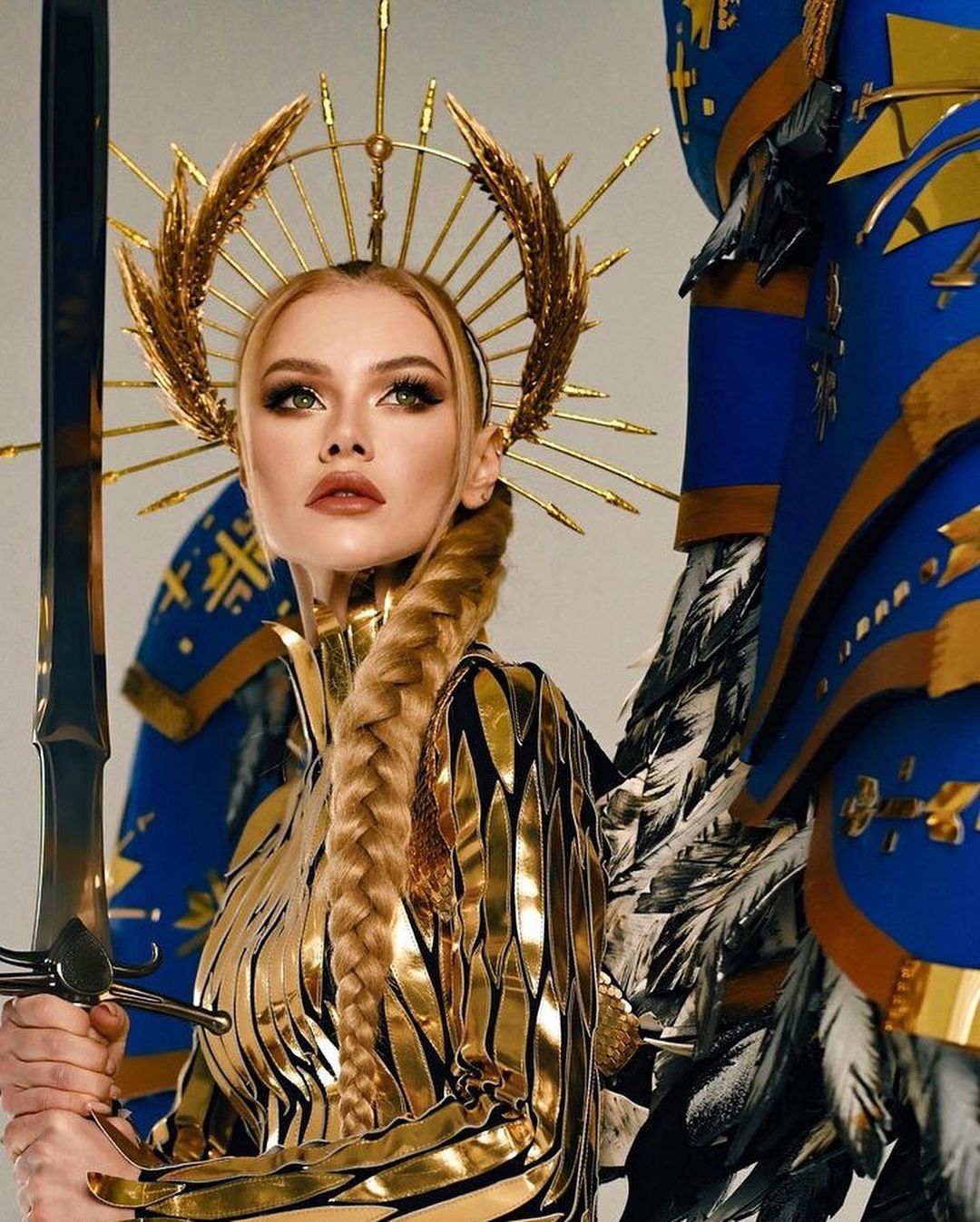 Miss Ukraine dévoile une sublime tenue de « guerrière de lumière » pour