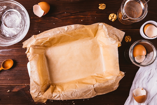 un moule recouvert de papier cuisson