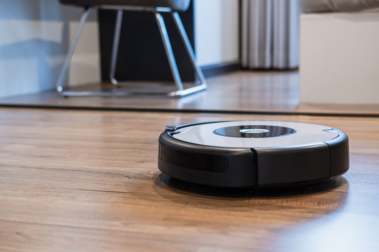 Un robot aspirateur Roomba filme une femme aux toilettes, les