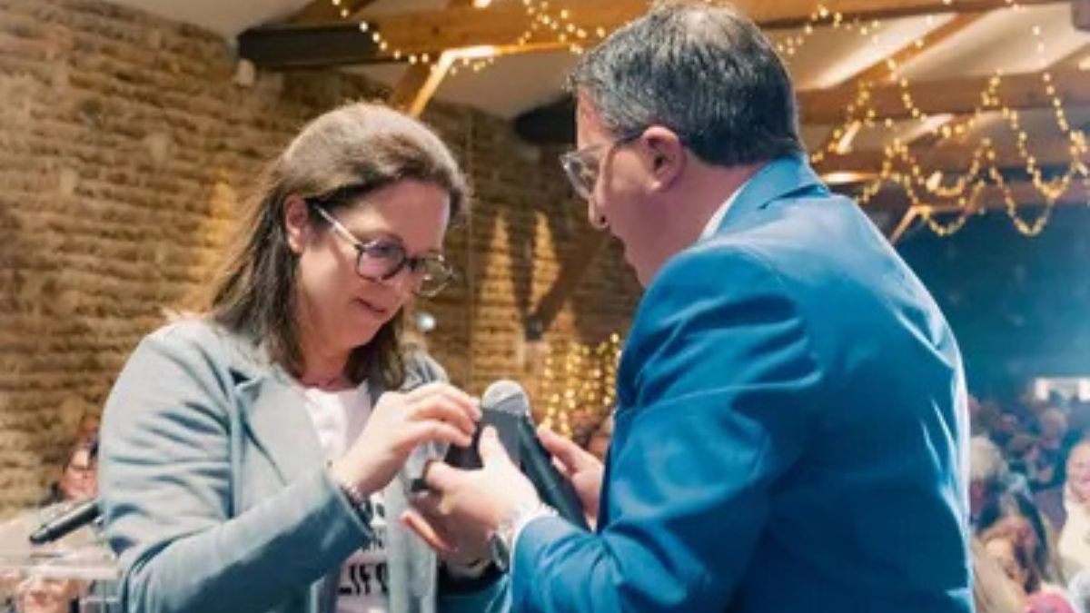 Fr&eacute;d&eacute;ric Durand, &eacute;lu nouveau maire d'Eygui&egrave;res, faisant sa demande en mariage, le soir de sa victoire