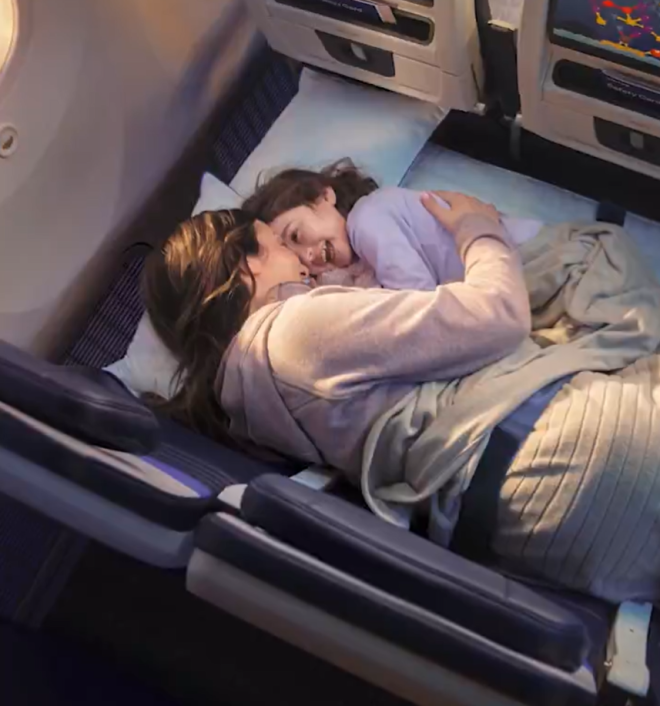 Une femme et sa fille allong&eacute;es dans l'avion