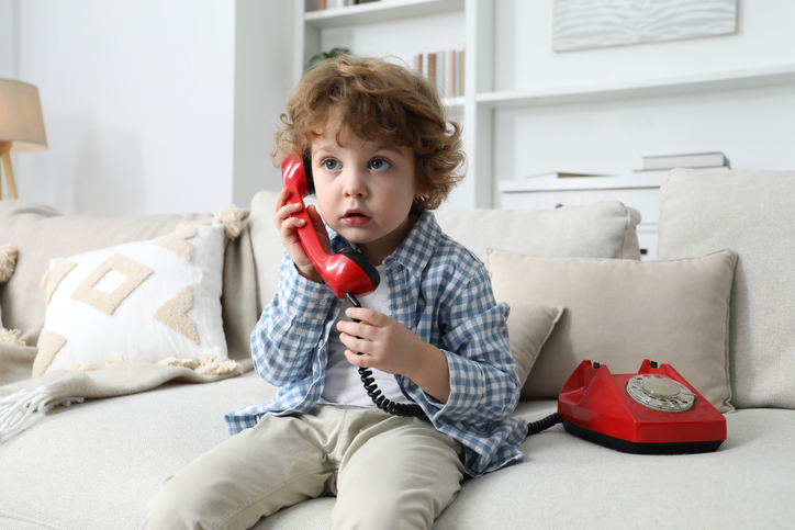Un enfant au t&eacute;l&eacute;phone