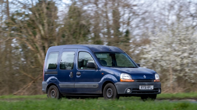Une voiture Renault Kangoo