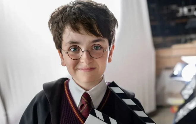 Dominic McLaughlin dans le r&ocirc;le de Harry potter