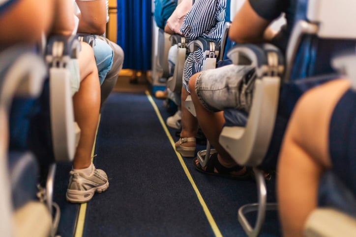 Des passagers assis dans l'avion