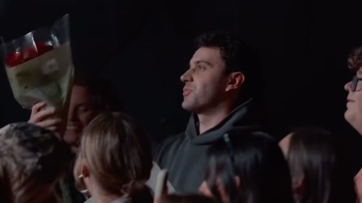 Un fan interrompant la chanteuse Natalie Jane, pour lui offrir des fleurs