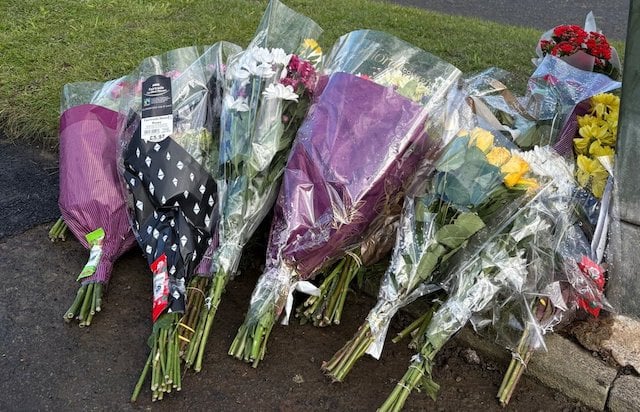 Des bouquets de fleurs d&eacute;pos&eacute;s sur le lieu du drame