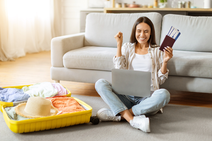Une femme heureuse de partir en voyage