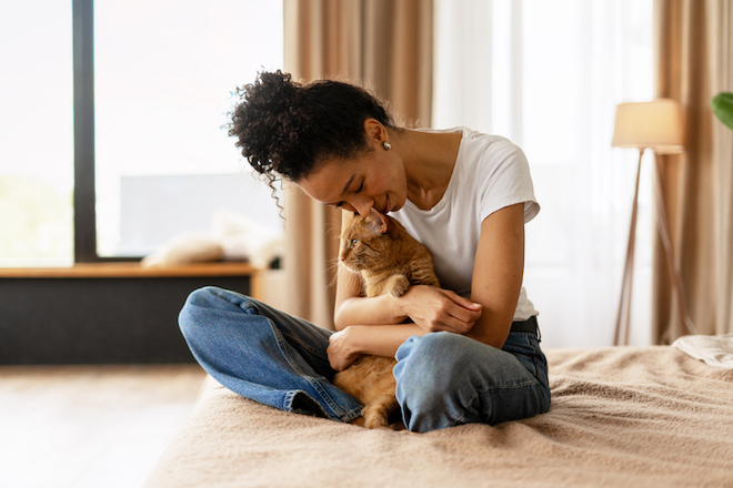 Un chat avec sa ma&icirc;tresse