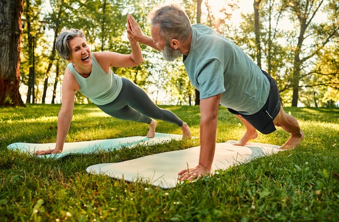 Un couple &acirc;g&eacute; fait une planche