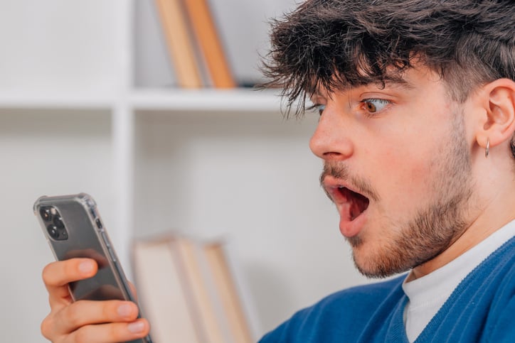 Un ado choqu&eacute; par un message re&ccedil;u sur son smartphone