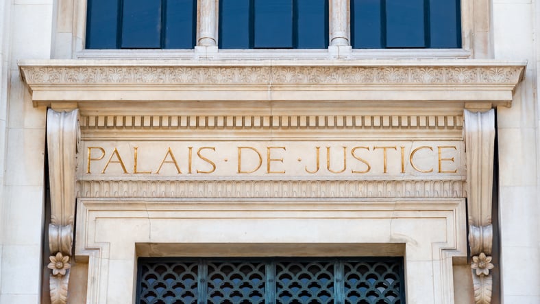 Fa&ccedil;ade d'un palais de justice fran&ccedil;ais 