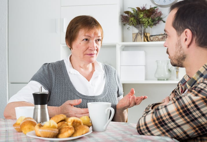 Une m&egrave;re tente de raisonner son fils adulte