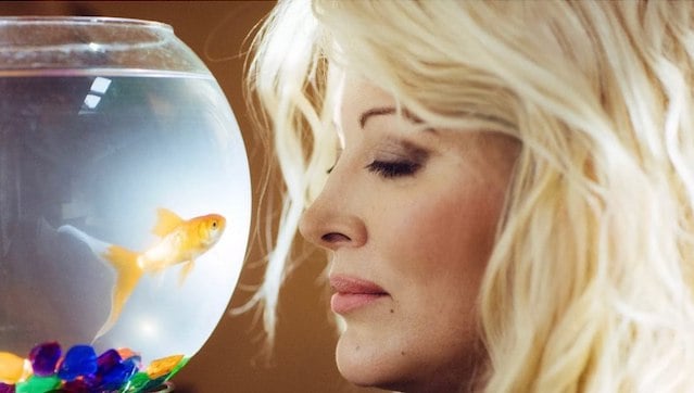 Loana et son poisson