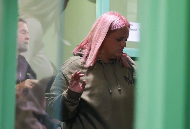 La m&egrave;re d'Athena Strand en train de quitter la salle d'audience