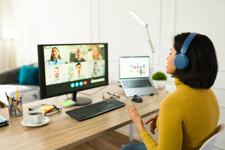 Une femme travaille depuis chez elle