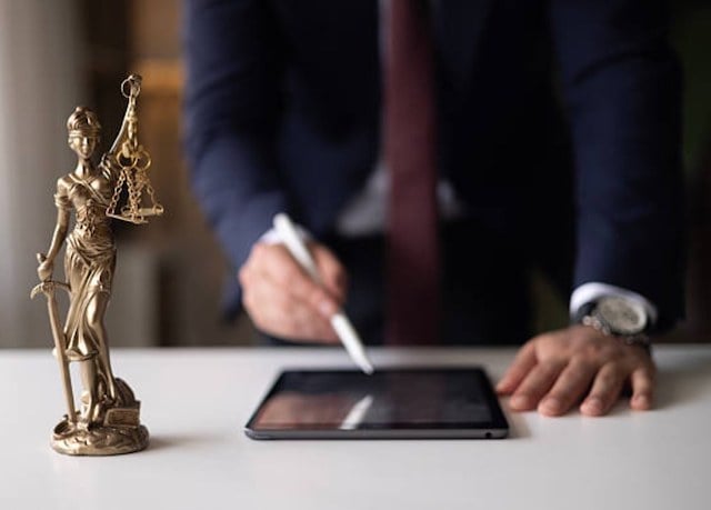 Un notaire en train de signer un document