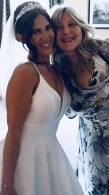 Gemma Monk et sa m&egrave;re le jour de son mariage