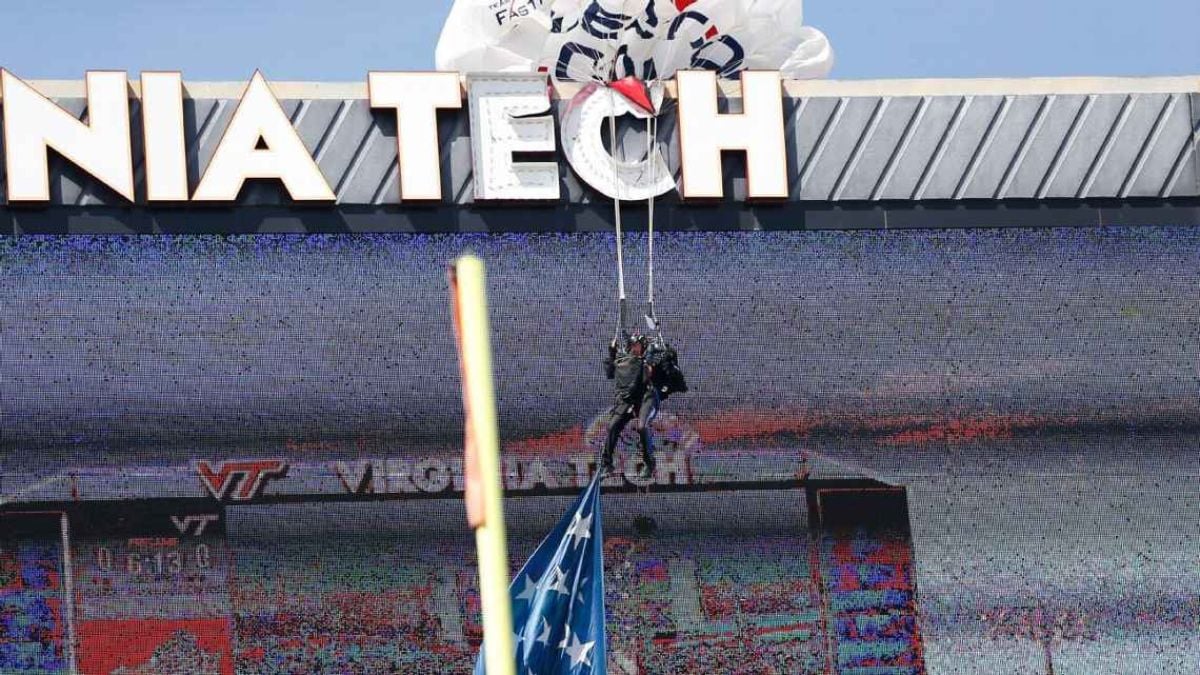 Un parachutiste s'&eacute;crase sur l'&eacute;cran g&eacute;ant du Lane Stadium, le 18 avril &agrave; Blacksburg (&Eacute;tats-Unis)