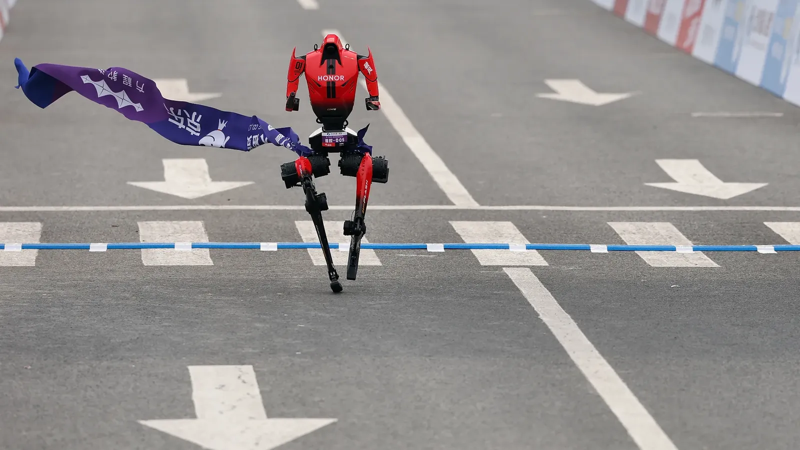 Un robot humano&iuml;de courant le semi-marathon de P&eacute;kin