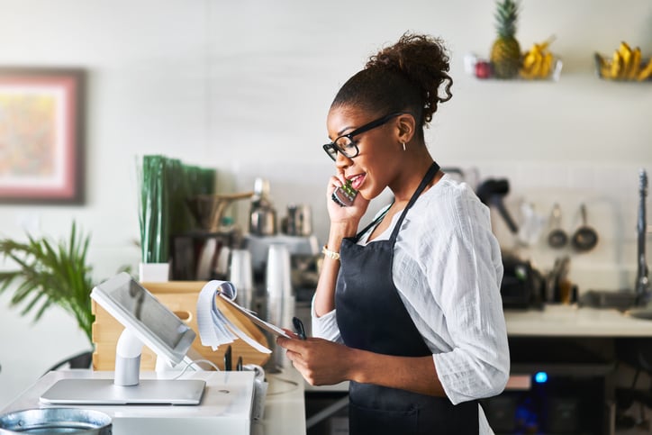 Une femme au t&eacute;l&eacute;phone