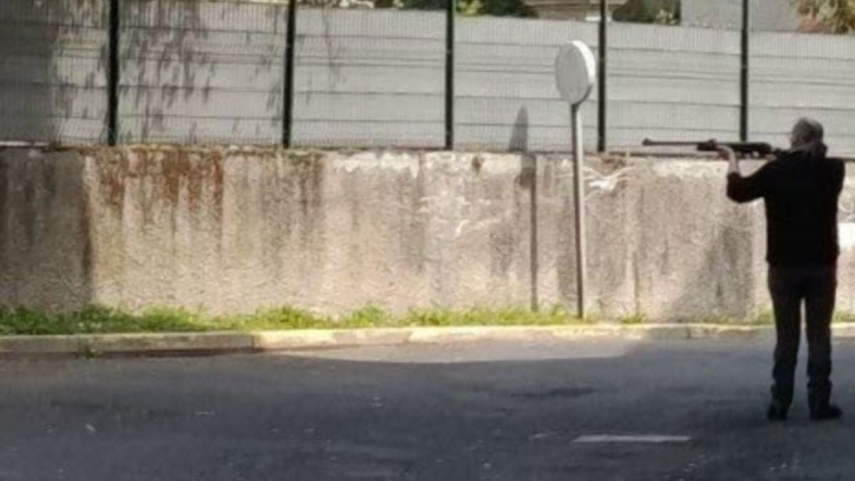 Photo d'un homme arm&eacute;, qui a poursuivi des enfants le 19 avril, pr&egrave;s du Puy-en-Velay
