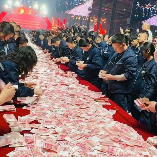 Capture d'&eacute;cran montrant les employ&eacute;s ramasser les billets