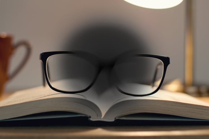 Une tache noire au centre de la vision