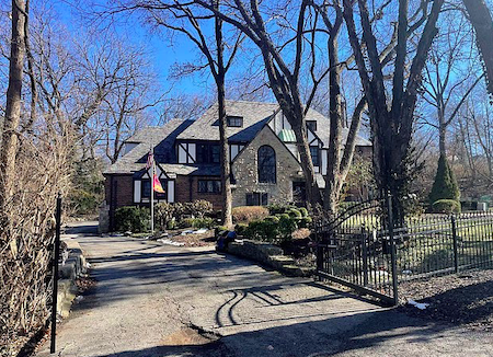 Une maison Tudor bient&ocirc;t d&eacute;molie