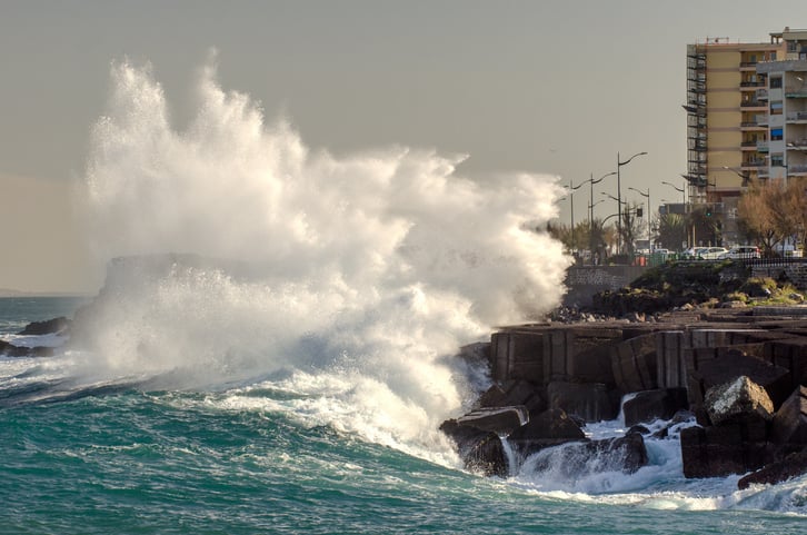De grosses vagues sur la c&ocirc;te