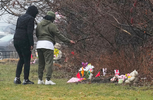 Un autel &agrave; l'endroit de la d&eacute;couverte macabre