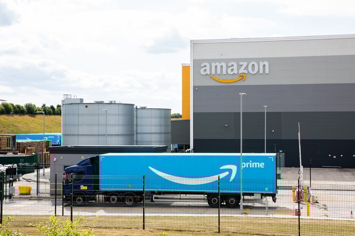 Un camion devant un entrep&ocirc;t Amazon