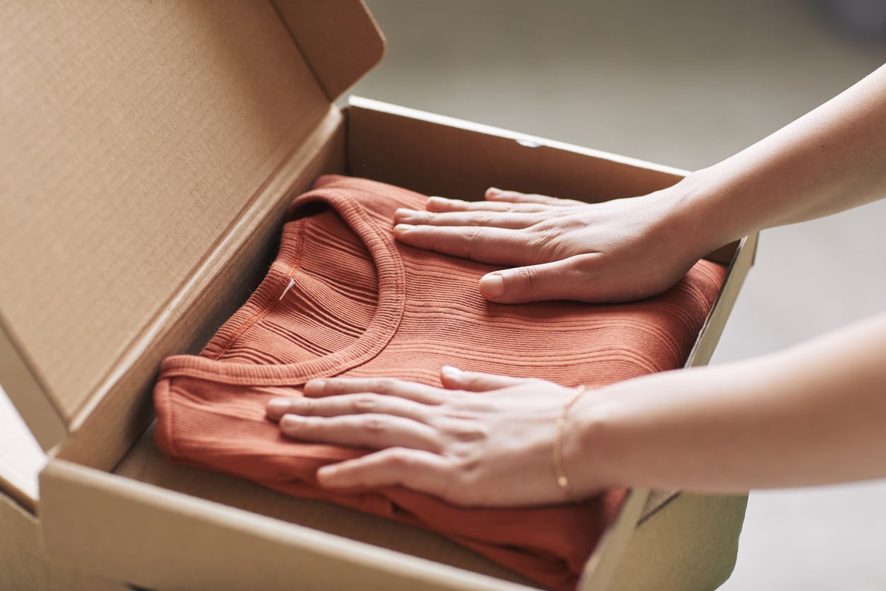 Un pull dans un carton