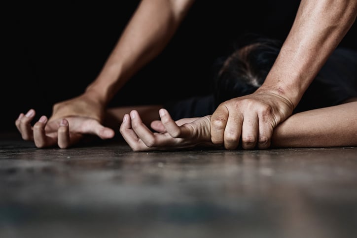 Un homme agresse une femme