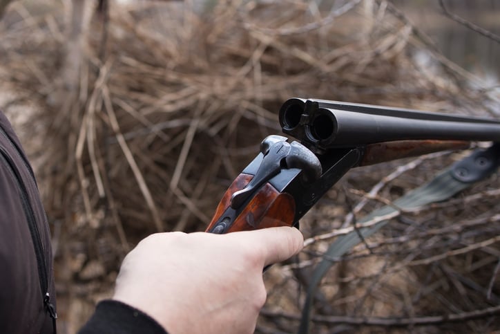 Un chasseur rechargeant son arme
